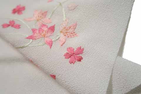 刺繍衿部分拡大図1