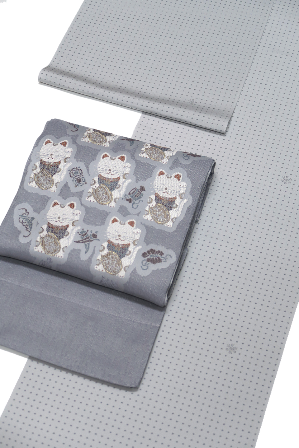 雪華小紋（京友禅：<ruby>銀鼠<rp>(</rp><rt>ぎんねず</rt><rp>)</rp></ruby>：小花に雪華）