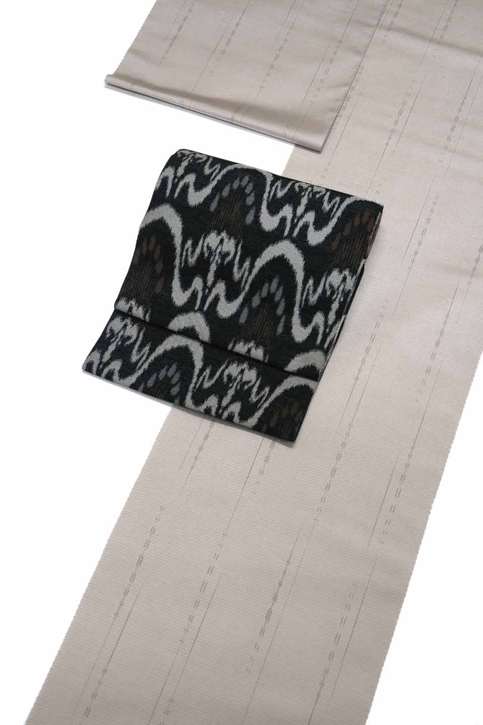 紬（十日町紬：淡茶鼠：光風霽月）