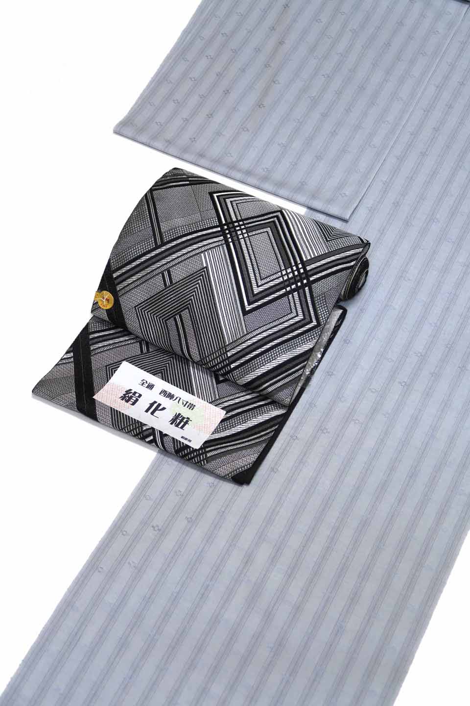 くるみです。 美品十日町紬黒とグレーのストライプ に燕柄の着物 十日町紬 | 染匠きもの展示館