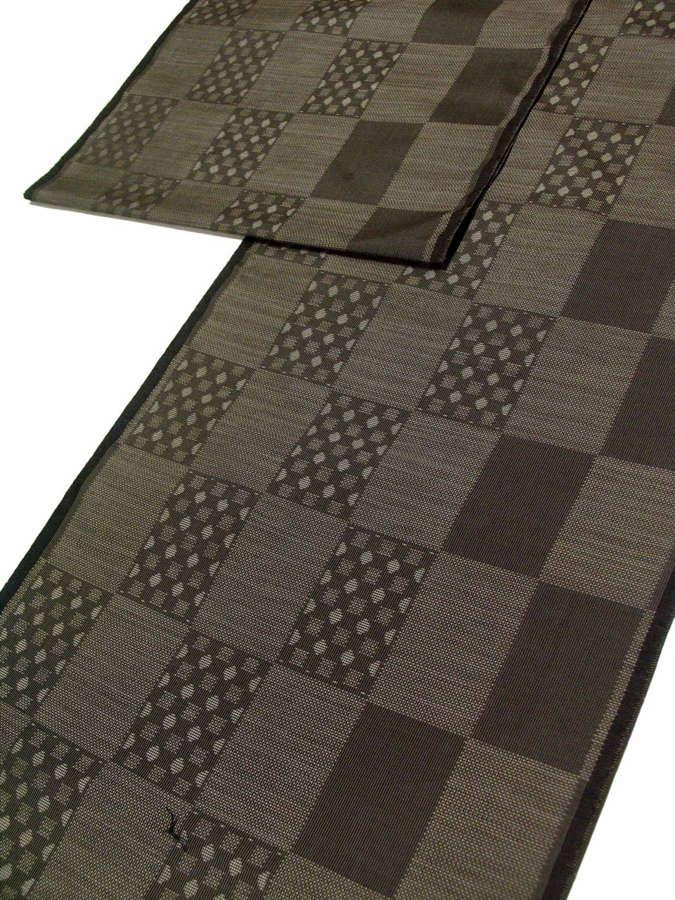 大島（泥大島：茶泥：市松格子に十字絣）