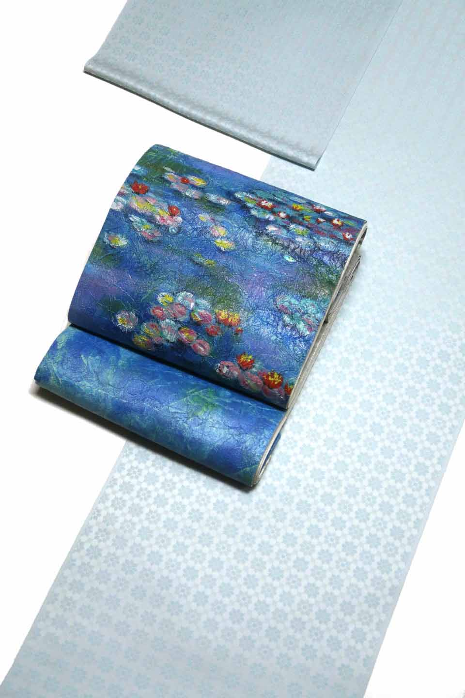 御召縮緬（西陣織風通御召：薄青藍：末広八枚花）