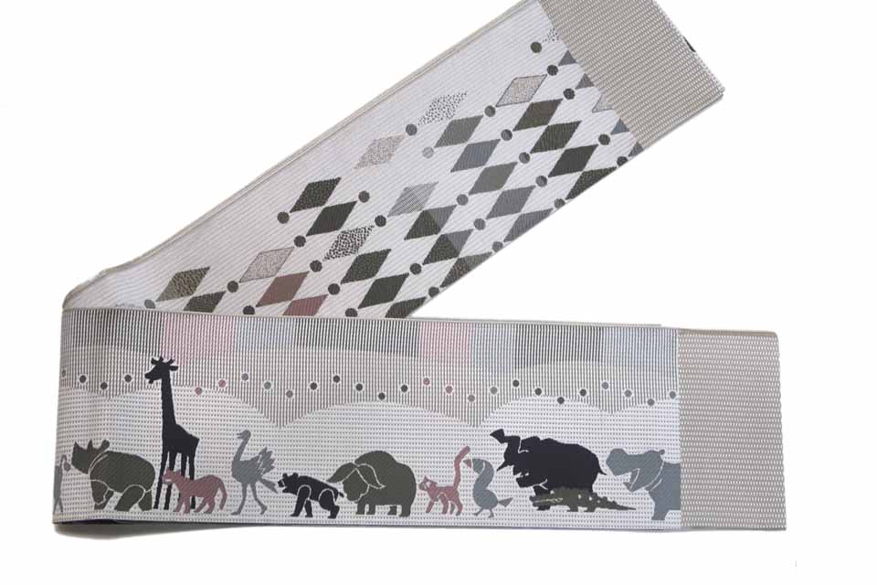 細帯（博多織（半幅帯両面織）：淡茶鼠：動物行列菱縞）