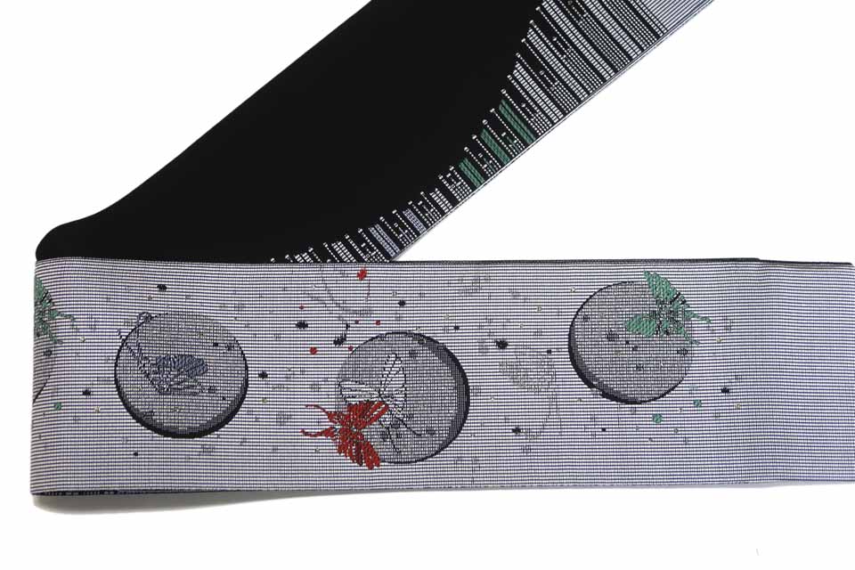細帯（博多織（半幅帯両面織）：銀鼠：蝶丸蹌踉縞）