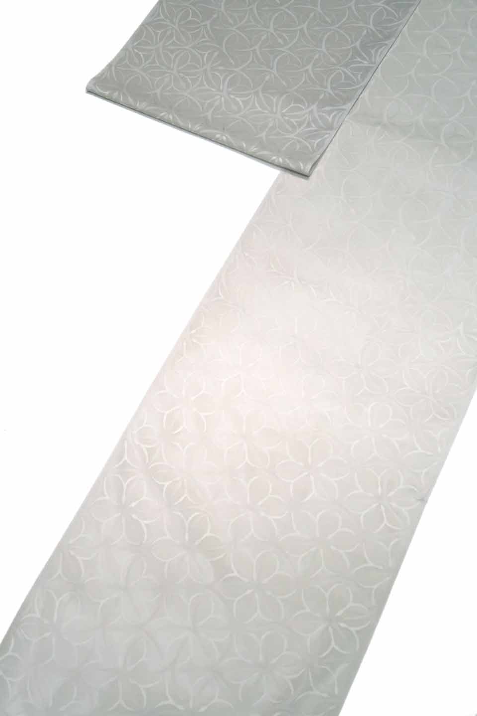 夏御召（西陣織無地お召し：淡桜鼠：七宝桜）